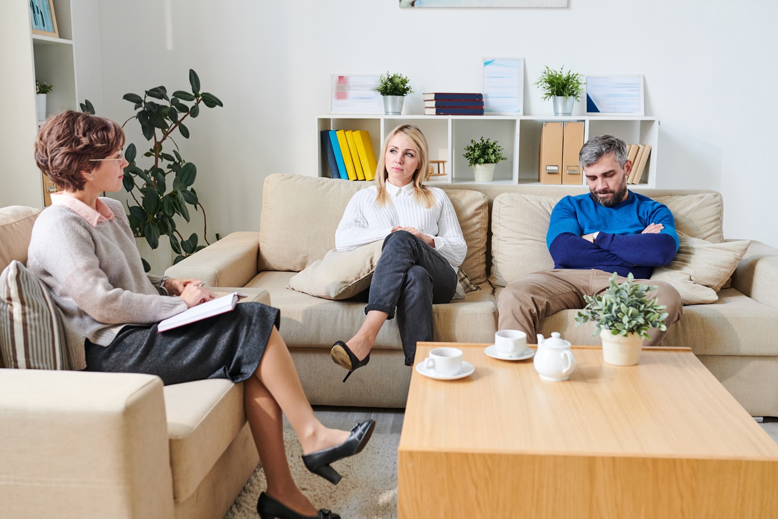 terapia małżeńska - małżonkowie rozmawiają z psychoterapeutą”/></div></div>
<h2>Co to jest rozwód?</h2>
<p>Rozwód jest natomiast regulowanym przez sąd <strong>definitywnym zakończeniem małżeństwa.</strong> W sytuacji, w której sąd orzeknie rozwód, związek przestaje istnieć z prawnego punktu widzenia. Wniosek może być złożony przez oboje lub jednego z małżonków, z zastrzeżeniem, że nie może zrobić tego wyłącznie winny rozkładowi pożycia. Podobnie jak w przypadku separacji, konieczne jest tutaj wykazanie zupełnego rozkładu pożycia małżeńskiego, z tą różnicą, że musi mieć on charakter trwały. Taki stan rzeczy jest trudniej udowodnić, przez co uzyskanie orzeczenia rozwodu także jest trudniejsze. Orzeczenie rozwodu nie jest możliwe w przypadkach sprzeczności tej decyzji z zasadami współżycia społecznego oraz jeśli ucierpiałoby dobro wspólnych małoletnich dzieci małżonków. </p>

<h2>Co daje separacja, a co rozwód?</h2>
<p>W przeciwieństwie do rozwodu <strong>separacja jest w pełni odwracalna.</strong> Związek małżeński nie zostaje zerwany i w razie polepszenia się relacji między małżonkami, sąd może na ich wspólny wniosek orzec o jej zniesieniu. W związku z tym, że formalnie małżeństwo nadal trwa, w trakcie separacji nie można zawrzeć kolejnego związku małżeńskiego. Nie ma też wtedy możliwości zmiany nazwiska. Orzeczenie separacji (czy późniejsze jej zniesienie) nie wyłącza możliwości późniejszego ubiegania się o rozwód.</p> 

<h3 style=